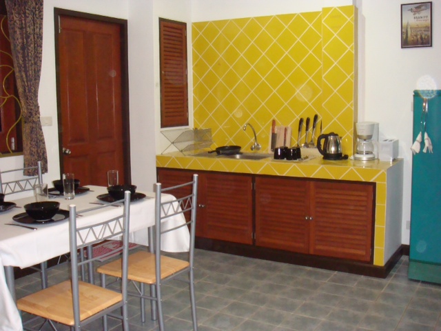 Chaweng Lake apartment and bungalow kitchen